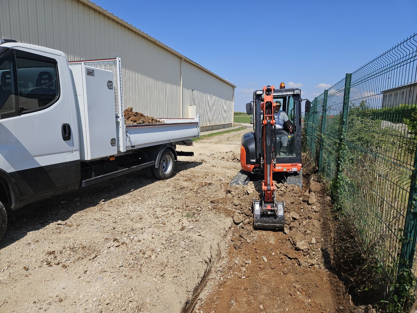 engin de chantier avec ouvrier